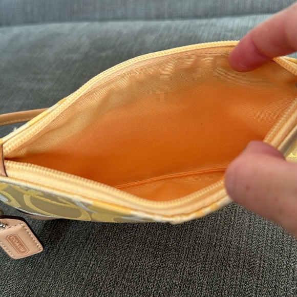 🌼💛Vintage Y2K pale yellow signature coach wristlet/wallet! 💛🌼 - Picture 8 of 12